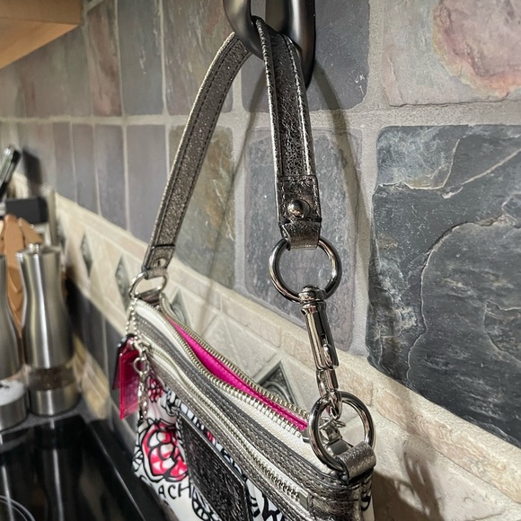 Like New Coach Poppy Daisy Floral Graffiti Wristlet - Picture 4 of 9